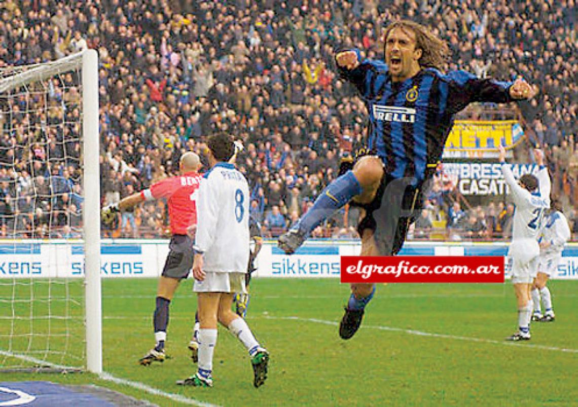 Imagen En el año 2003 desembarca en el Inter, donde tan solo juega 12 partidos y convierte 2 goles.