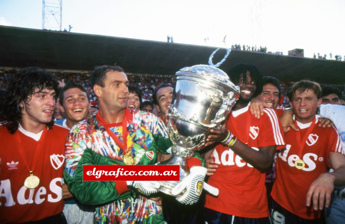 Imagen Momento de disfrutar la gloria, al mejor por un instante, de la tan deseada Supercopa. Allí está, a mano.