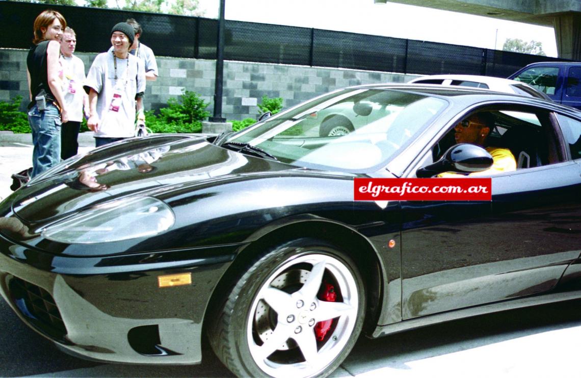 Imagen La Ferrari negra de Kobe Bryant, uno de los autos más impactantes del plantel. 