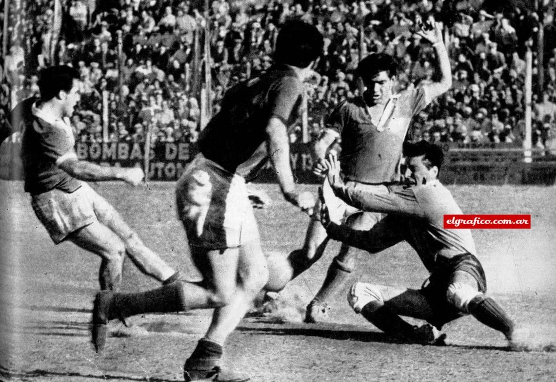 Desorden defensivo de San Lorenzo que termina en zurdazo de Berón y tercer gol de Ferro.