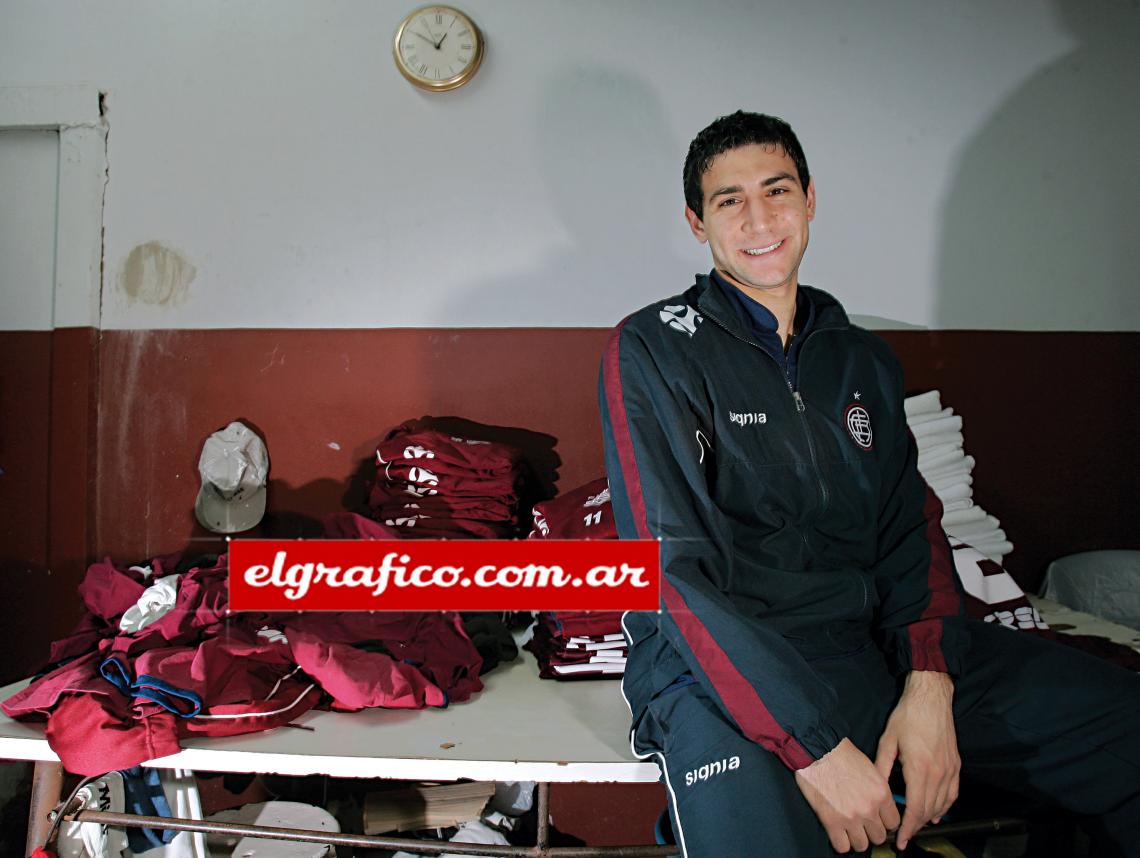 En la utilería de Lanús, el club que le permitió crecer y proyectarse en Primera.