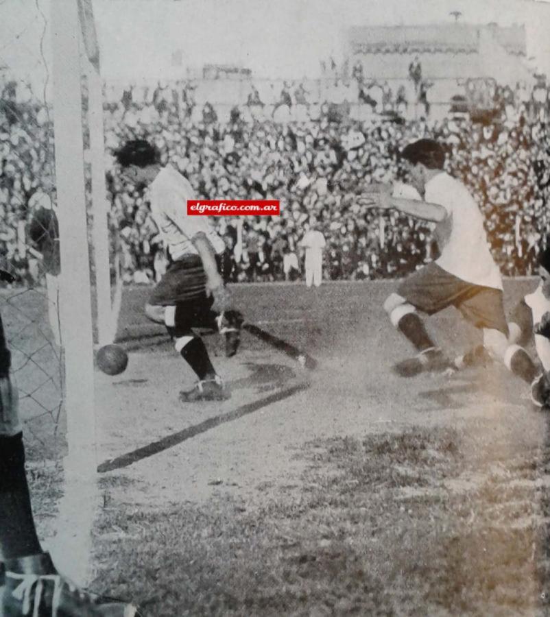 Imagen Manuel Seoane, quizas el mejor delantero de su época, convierte el primer gol argentino frente a Paraguay en el Sudamericano de 1925.