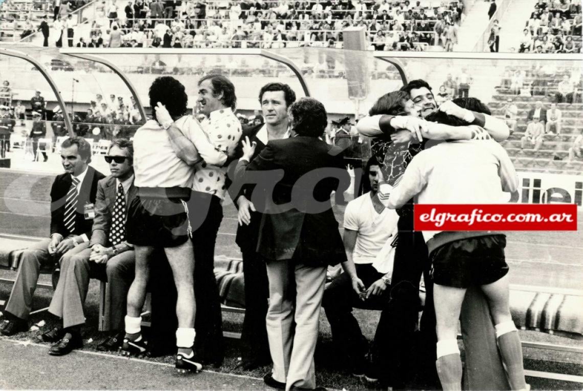 José Varacka, Vladislao Cap (DT), Carlos Squeo, y Miguel Santoro festejando la victoria con Haití en el banco Argentino.