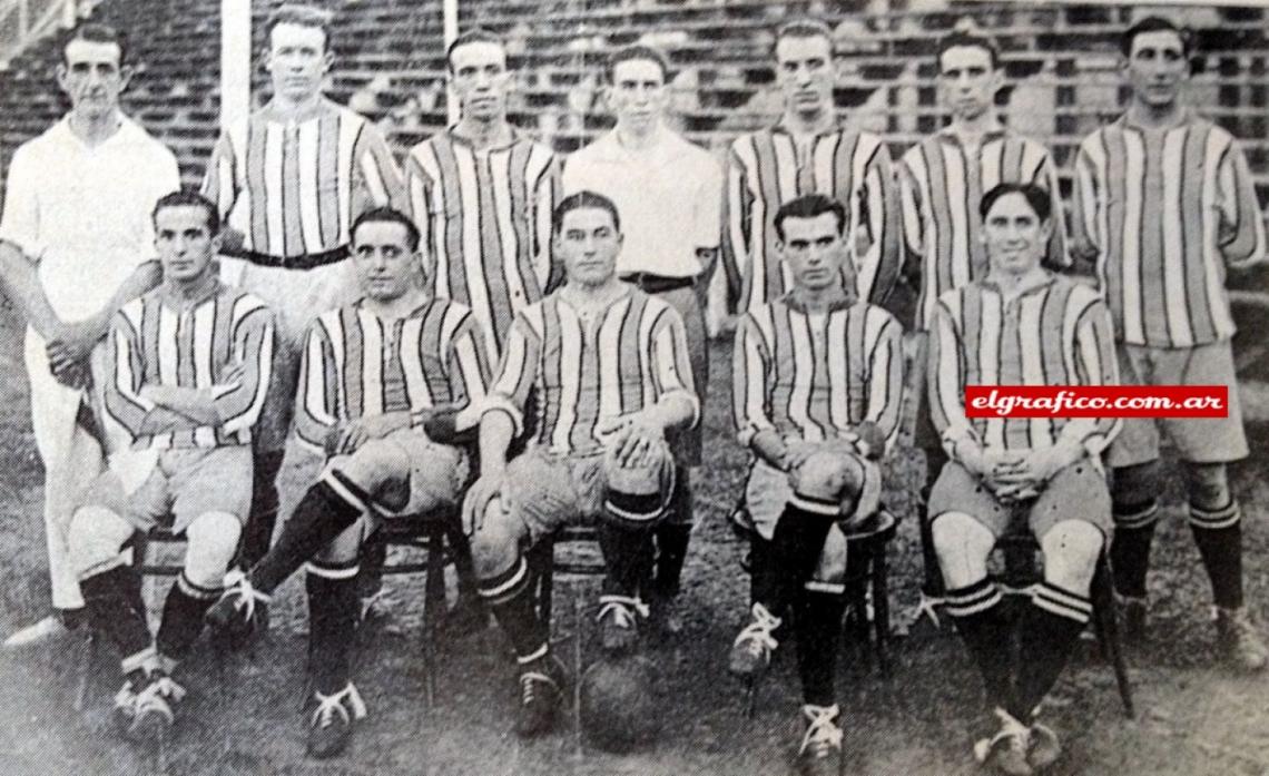 Imagen 1920 Boca y River campeones. En la foto el equipo riverplatense que formaba con: Crotti, Choperena, J. Giúdice, Taramasso, Cándido García, Simmons, Arroyuelo, Galanzino, Laiolo, Rofrano y Chavín.