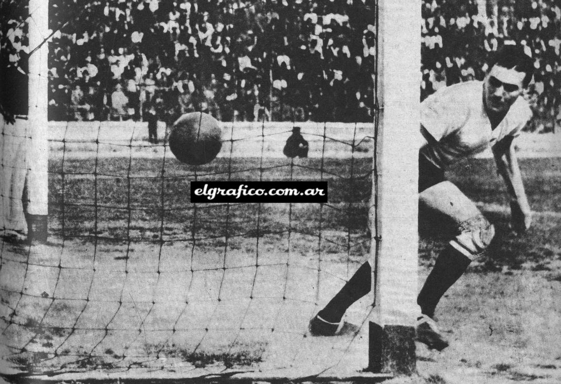 Imagen Fernando Bello durante su larga actuación en Independiente unió a sus amplios conocimientos del fútbol (le permitieron dominar desde su arco la organización de su equipo) una ejemplar corrección en los campos de juego. En los dos aspectos cumplió acabadamente con lo que debe ser un capitán. Su ejemplo de conducta prevaleció más que la "antigüedad".