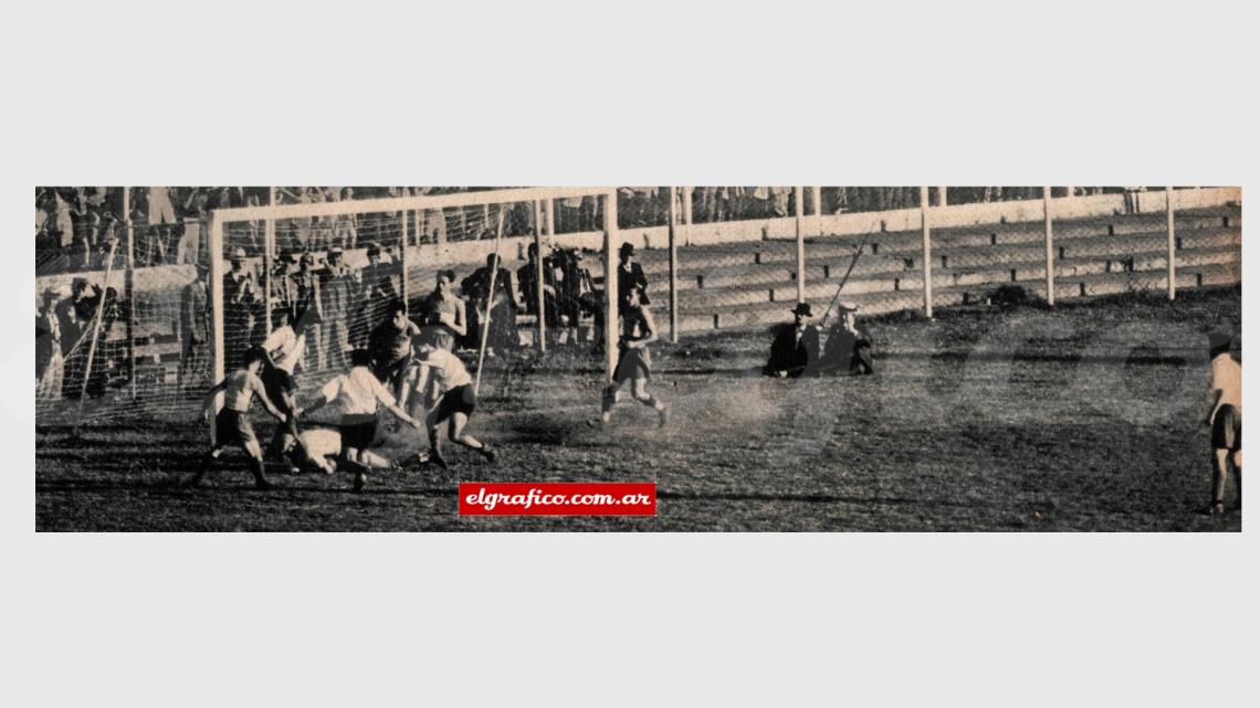 Yustrich, que volvió a ocupar la valla de Boca desempeñándose con acierto, se arrojó al suelo para asegurar la pelota. Moreno lo hostiga con un pie, mientras que Peucelle y Deambrosi se han detenido en su carrera. Aparecen, además, Vernieres, Angeletti, Wilson, Menéndez, y completamente fuera de juego Bernabé. La calidad del fútbol jugado fue superior en el segundo período, durante el cual se resolvió el match.
