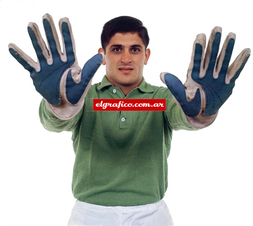 Imagen Fillol a los 21 años "Cuando me fui al descenso y entré a la colimba, me desmoralice tanto que casi perdí el año. No aprendí nada, dejé de romperme el alma en los entrenamientos, me sentía frustrado". En enero de 1972 lo compra Racing por 15 millones de pesos.