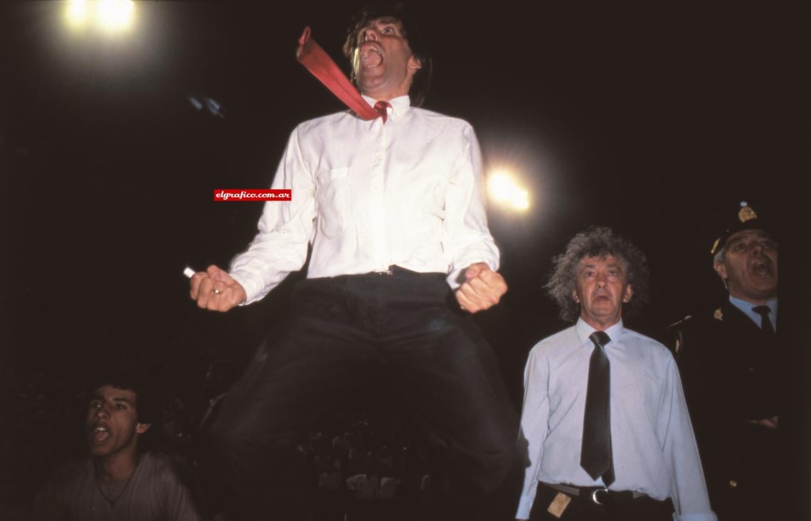 Imagen Sacado, con camisa blanca y corbata roja, celebrando la conquista de la Supercopa 89 en cancha de Independiente. La Volpe le copió la idea 17 años después.