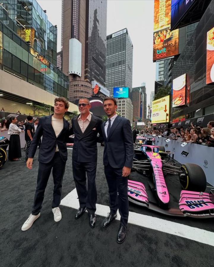 Imagen Colapinto junto con Brad Pitt, Pierre Gasly y uno de los autos Alpine.