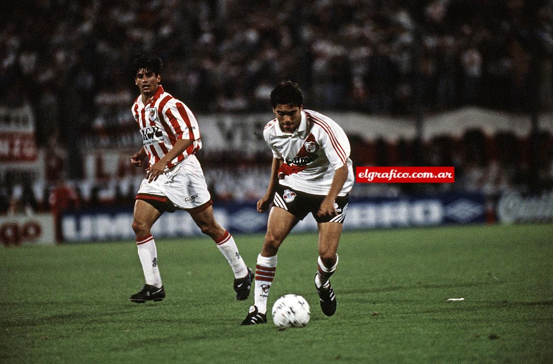 Imagen Sorin llegó a River luego de haber jugado en Argentinos Juniors, luego viajó a Italia para sumarse a la Juventus, pero rápidamente volvió a Argentina, estuvo en River entre 1996 y 1999.
