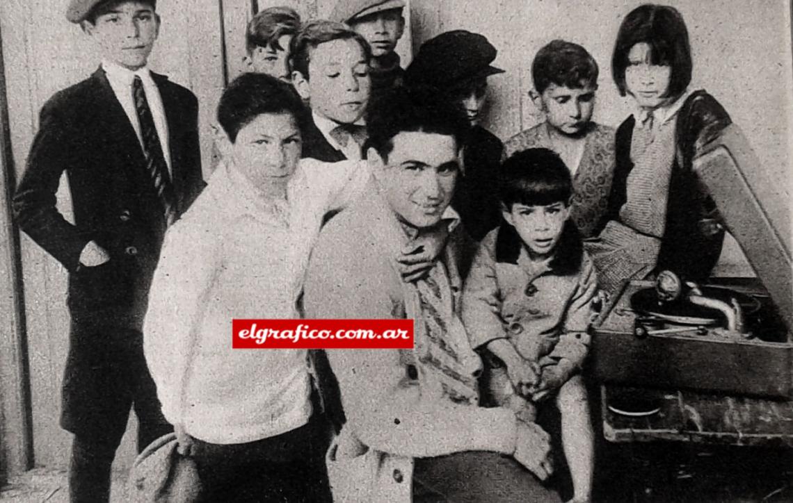 Imagen Carlitos Peucelle, conocido en el campo de concentración de Adrogué por el nombre de "campeón de la victoria", aparece frente al aparato rodeado de admiradores.