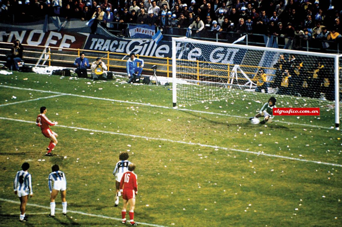 Imagen Fillol ataja el penal frente a Polonia.