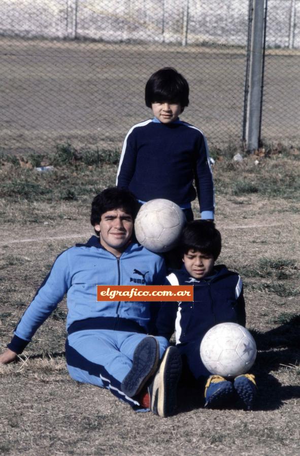 Imagen La mirada pícara de Hugo bajo el flequillo. Lalo observa la pelota. Diego posa orgulloso de sus hermanos. "Ojalá sean mejores que yo". 