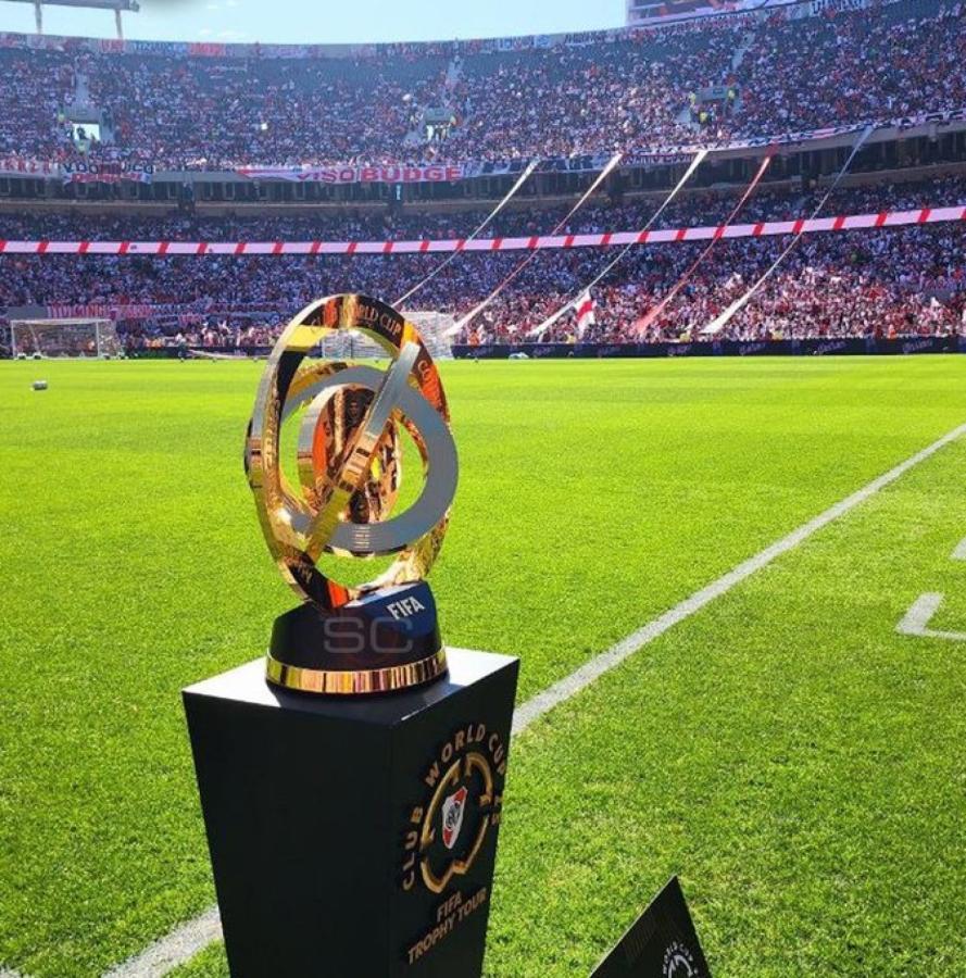 Imagen El trofeo del Mundial de Clubes, en pleno Monumental, antes del Superclásico.