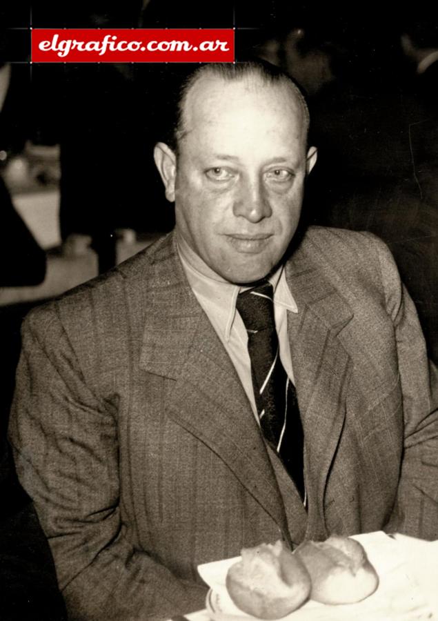 Imagen Juan Nelusco Perinetti, capitán del equipo de Talleres que ascendió a primera división en 1925. En 1956. año en que se publicó este artículo, era el presidente de la institución.