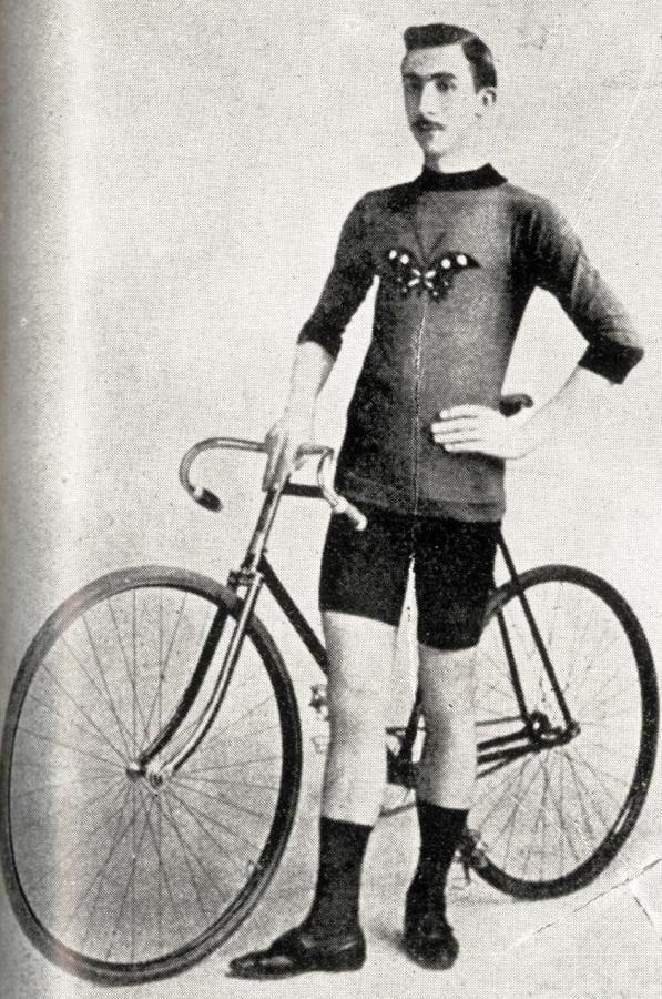 Imagen UNA gran figura de la época: el español Cándido Bugallo. Inició su campaña por 1895 y dos años más tarde consiguió llegar a campeón de velocidad de la U. V. A. De acuerdo a las performances cumplidas, al principio no era un sprinter, ya que sus primeras victorias fueron en carreras de resistencia. Su primer triunfo en los 1.000 metros lo obtuvo el 28 de julio de 1895.