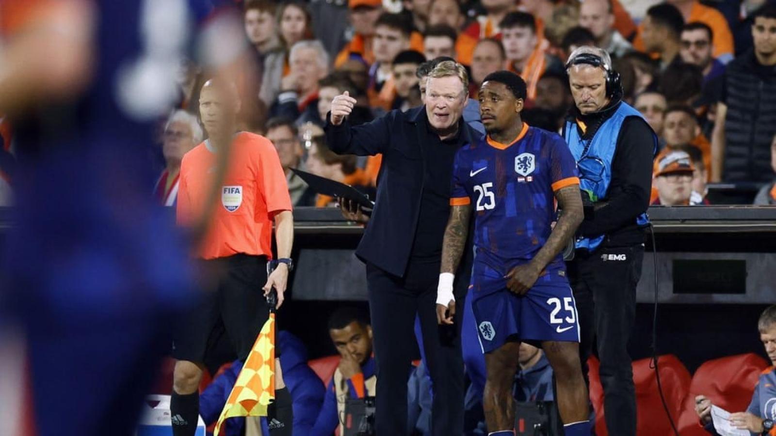 Imagen Koeman le da indicaciones a Bergwijn en una escena que no volverá a repetirse mientras el futbolista juegue en Arabia.