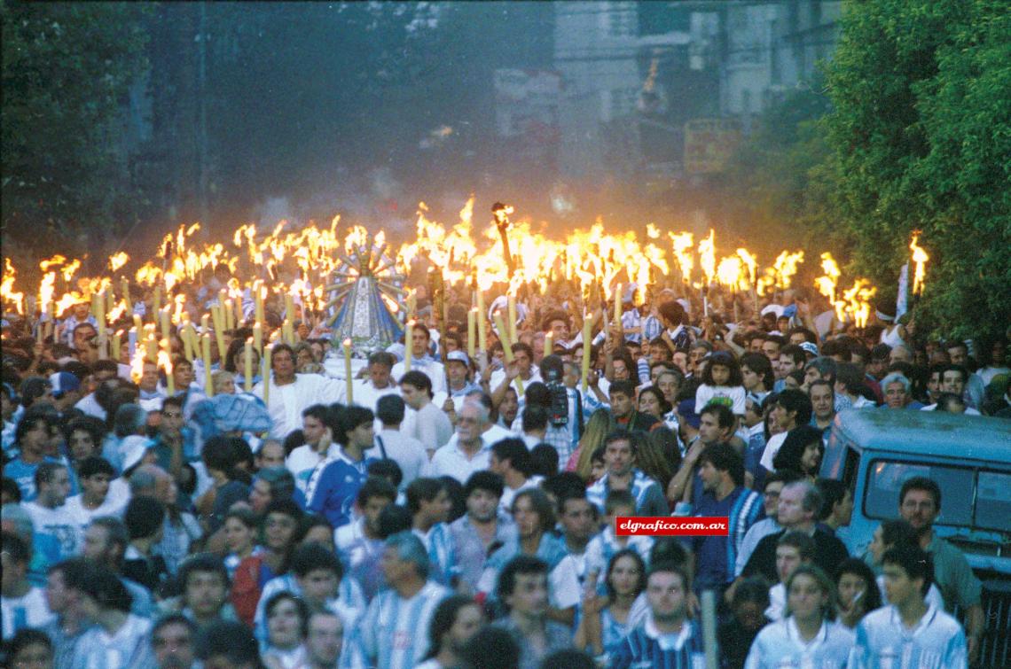 Los hinchas de Racing saben lo que es sufrir, pero también saben que su equipo siempre tendrá una multitud que lo respalde, pese a malos resultados deportivos y peores resultados administrativos.