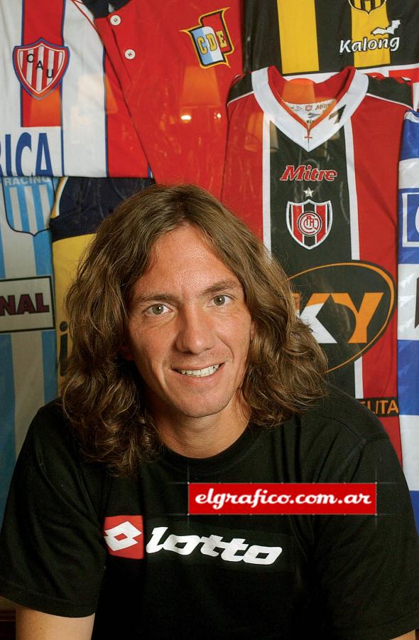 Imagen Doce camisetas vistió Carrario a lo largo de su carrera: “Volvería a jugar en todos los clubes por los que pasé.”