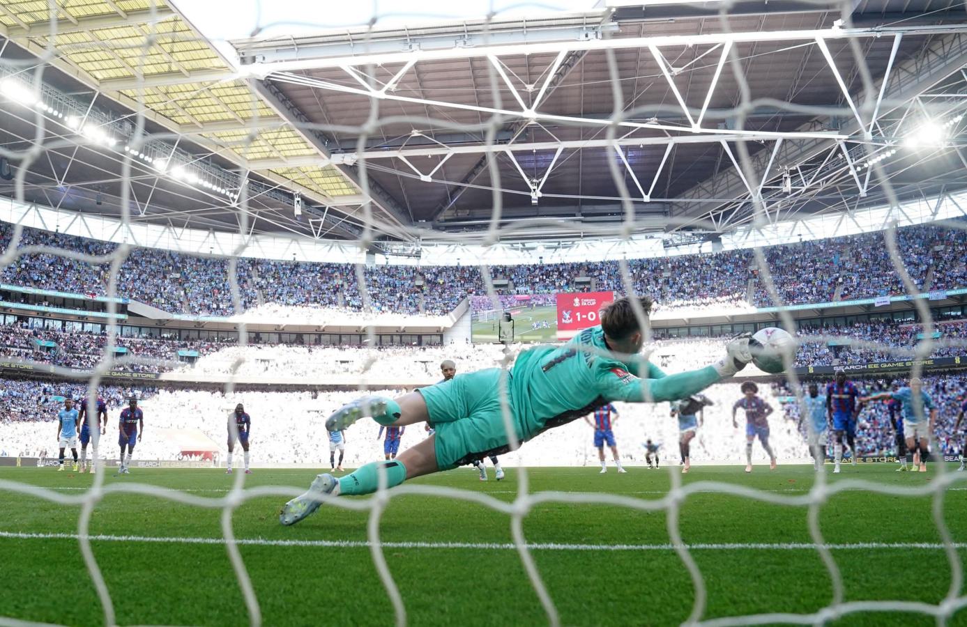 Imagen Dean Henderson se hizo gigante y le contuvo el penal a Marmoush.