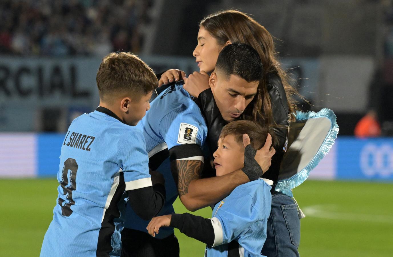 Imagen El Pistolero y su familia antes de su último baile con Uruguay (AFP).