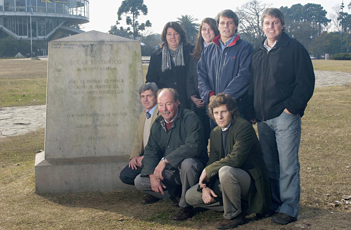 Familiares en el Planetario, con la placa. Arriba, desde la izquierda Ivonne e Ivonne (h), Federico y Diego Forrester. Abajo: Roberto Forrester, Daniel Hogg y Santiago Hogg.