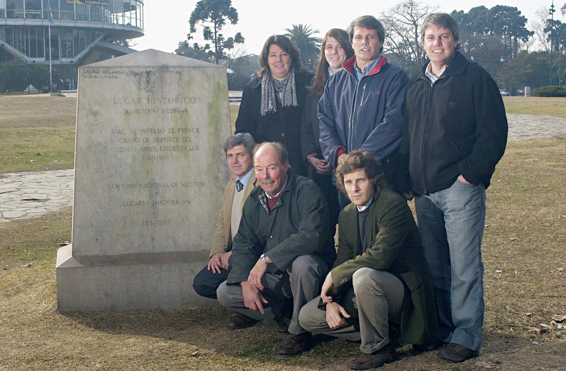 Imagen Familiares en el Planetario, con la placa. Arriba, desde la izquierda Ivonne e Ivonne (h), Federico y Diego Forrester. Abajo: Roberto Forrester, Daniel Hogg y Santiago Hogg.