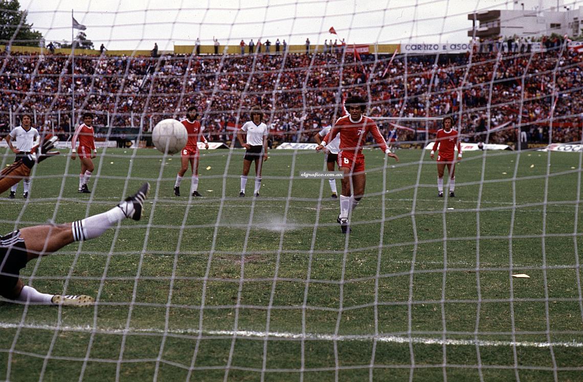 Imagen 18.05. Olguín, con este derechazo, convierte el penal que vuelve a igualar todo. Argentinos gana, Ferro gana. Los dos comparten la punta del campeonato. Por ahora, hay partido final. ¡El suspenso no cede! 