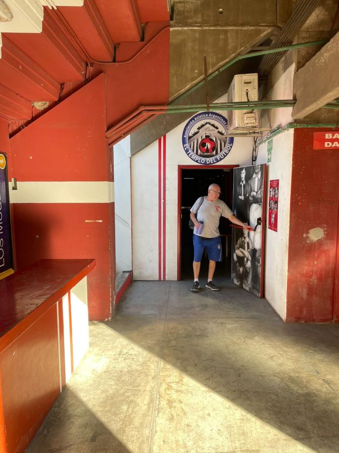 Imagen Jaime Lerner completa su jornada en "El templo del fútbol" con las llaves del estadio que luce con orgullo
