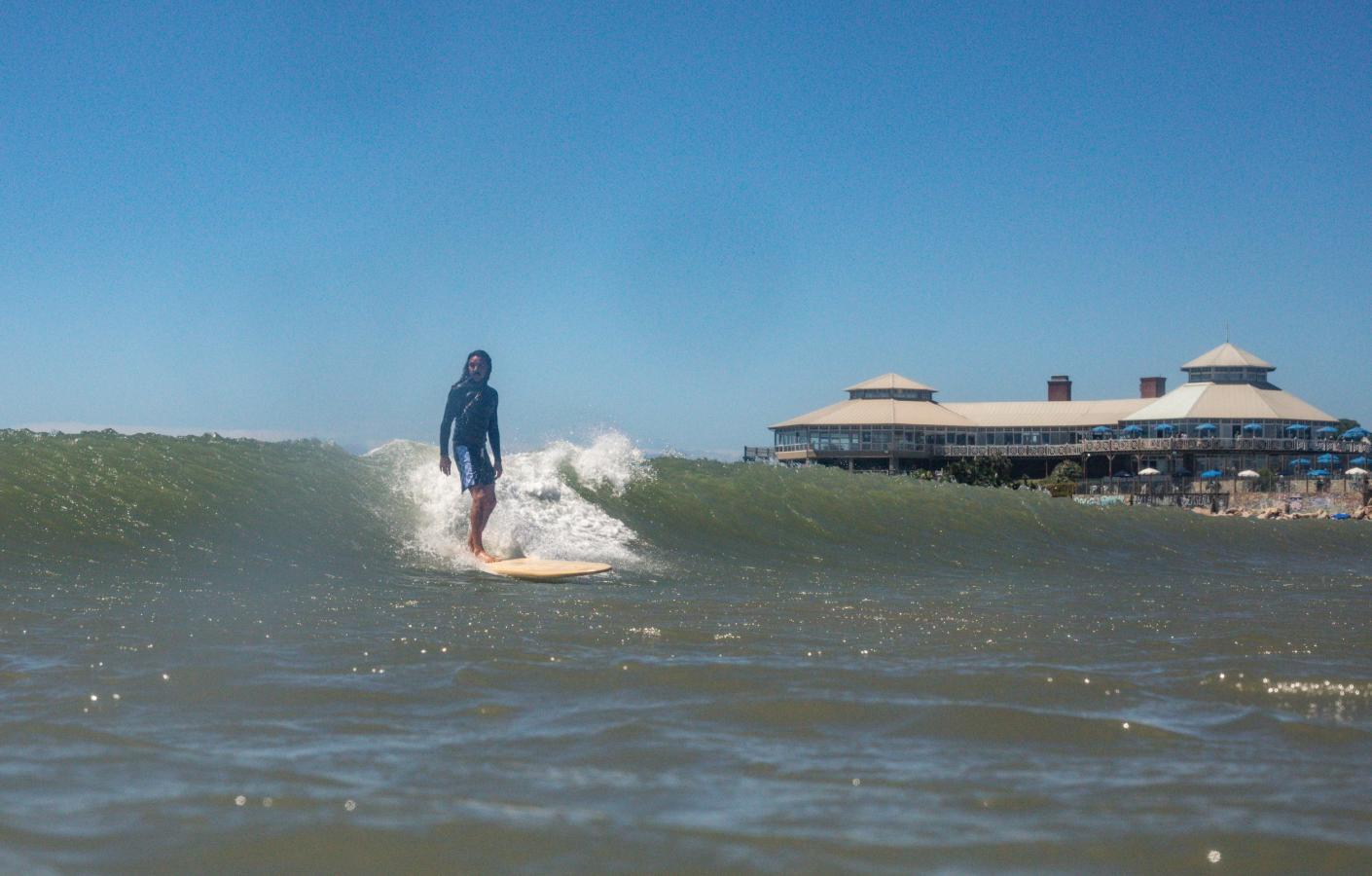 Imagen Aguerre desafío a Nieblas a surfear una tabla de 40 kilos, réplica de lo que se usaba hace 100 años, y Andy demostró por qué es crack.