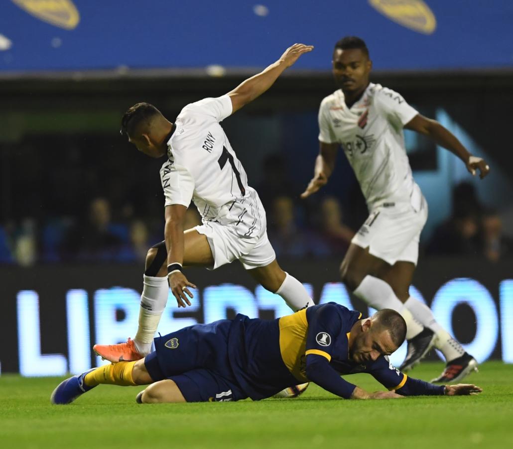 Imagen Como es habitual, Nández dejándolo todo en la cancha. El uruguayo jugó su último partido en Boca y fue uno de los más ovacionados.