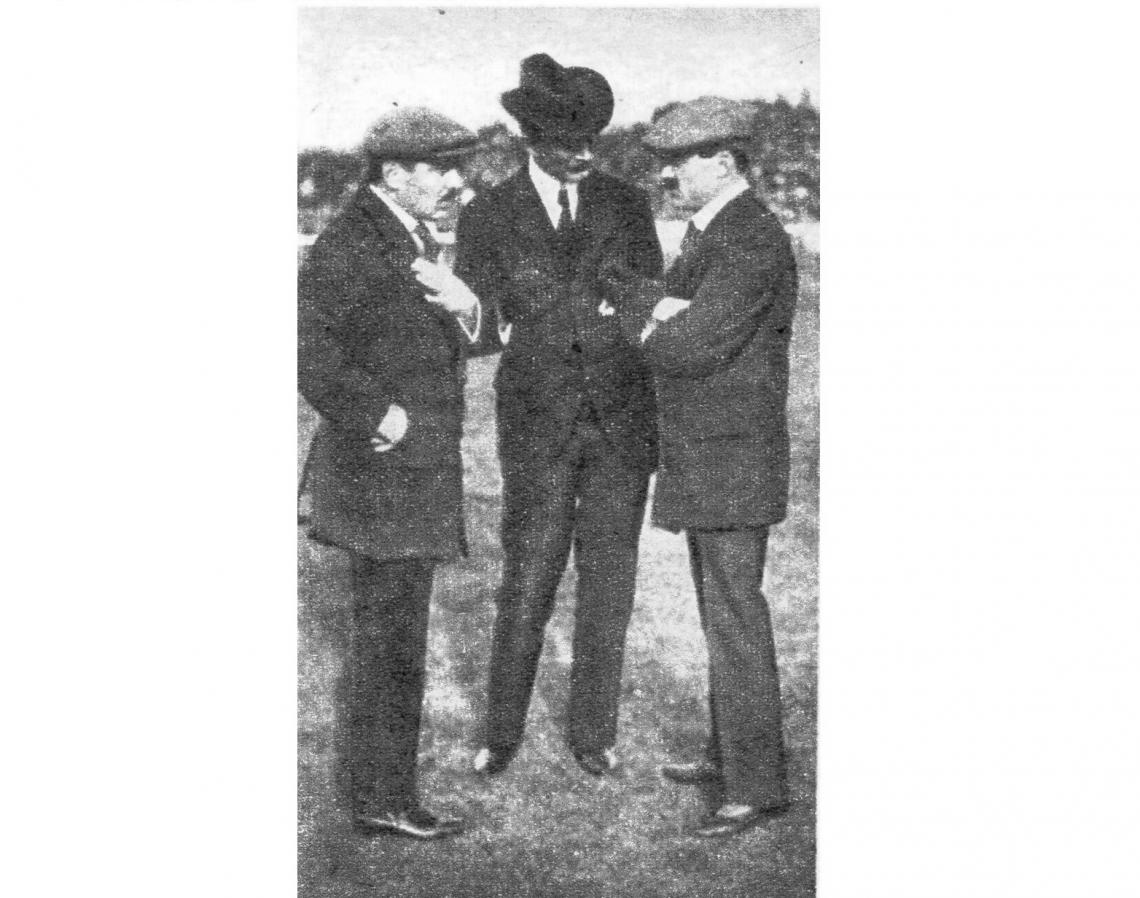 Imagen Domenjoz y Cattaneo sostuvieron un match de acrobacia aérea, sensación sin precedentes para nuestro pueblo. Los dos intrépidos aviadores aparecen frente a frente en esta foto manteniendo una conversación reservada con B. Meyer Pellegrini, presidente del Club Hípico Argentino. 