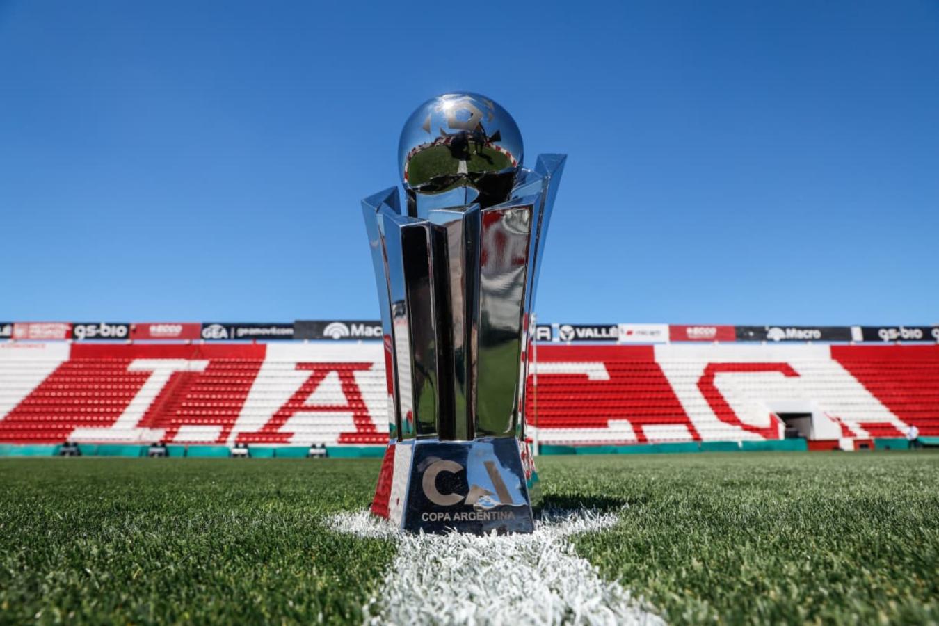 Imagen de Llegó Rufo, la mascota de la Copa Argentina