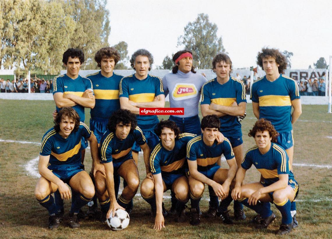 Imagen Para el álbum. Pancho Sá, Ruggeri, Cóppola, Gatti, Ribolzi y Randazzo. Abajo: Coscia, Benítez, Outes, Zanabria y Suárez. Este Boca le ganó 4-0 a Acerías Bragado.