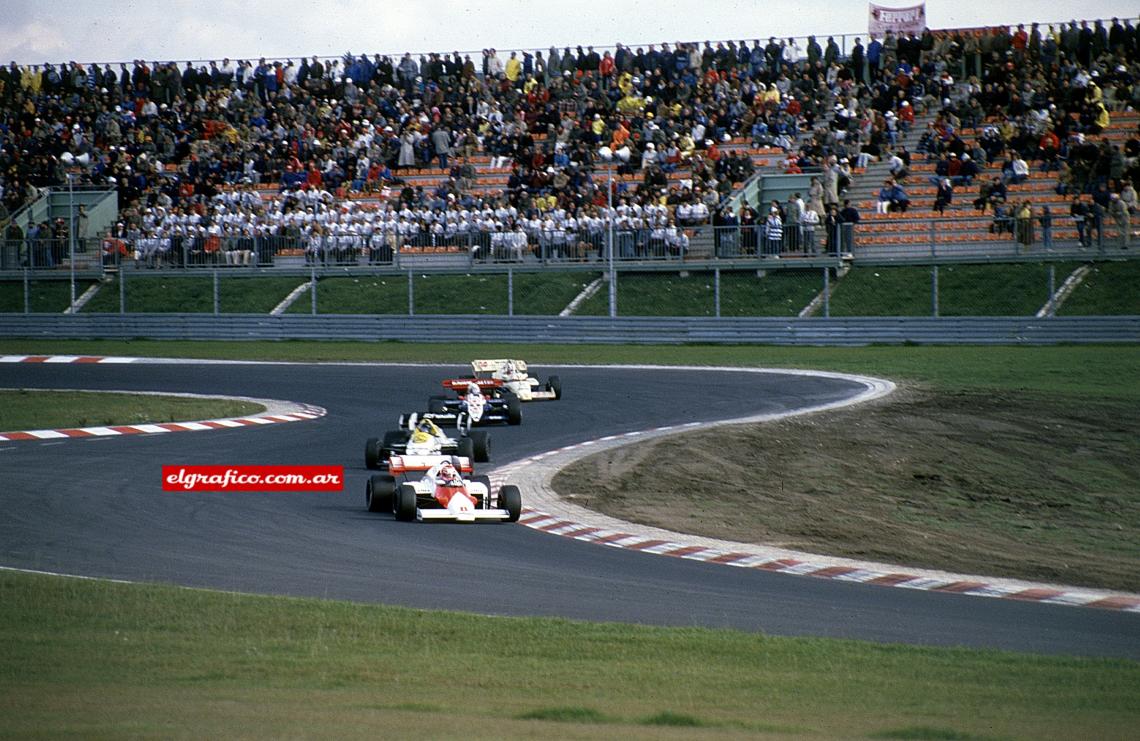 Imagen Niki Lauda y su McLaren preceden al Williams de Jacques Laffite. En varias ocasiones el austríaco luchó a brazo partido para superar al francés. En Portugal se consagraría campeón.