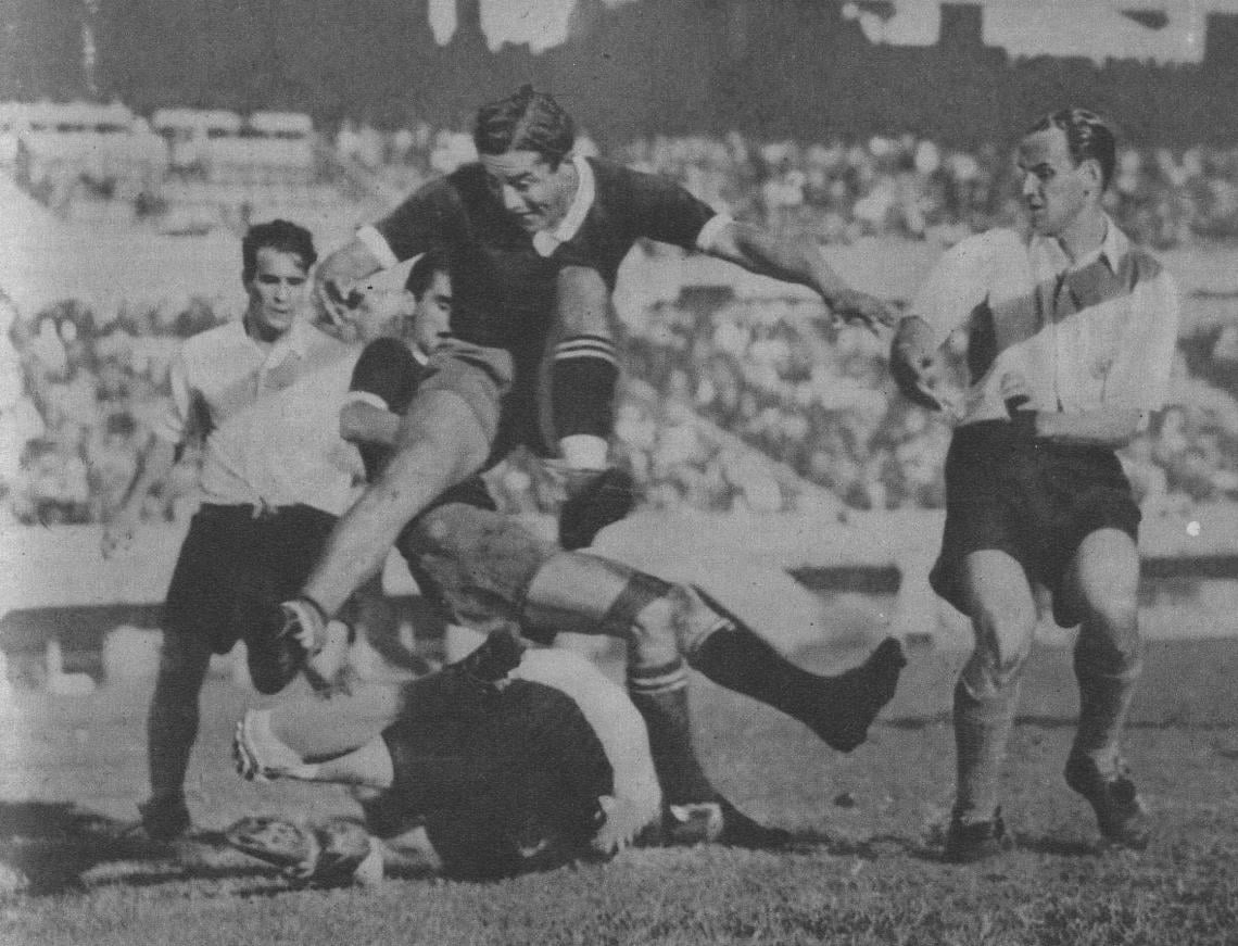 Rodríguez, en arrojada intervención, evita que Erico o de la Mata, que venían combinando, se filtren en el arco. El centro salta por sobre el goalkeeper para no lesionarlo en tanto de la Mata va cayendo.