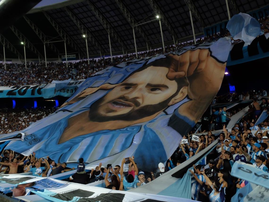 Imagen El ídolo ya tiene su bandera. La popular local sacó a relucir este homenaje a su capitán que va a quedar para la historia. Lisandro López convirtió 17 goles y fue el goleador de la Superliga.