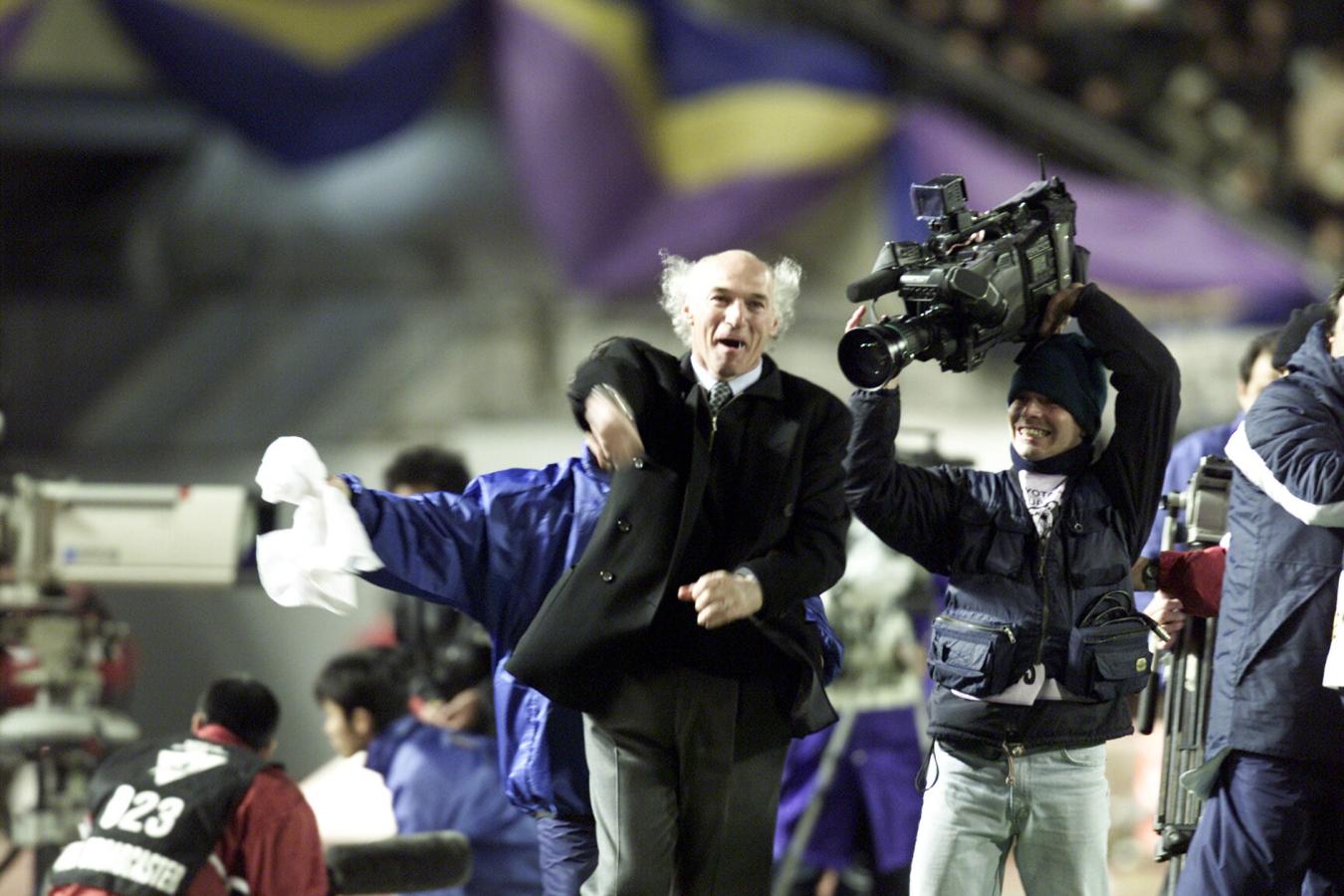Imagen Bianchi festeja y sonríe, Boca vence a Real Madrid y gana la Copa Intercontinental 2000 (Foto: El Gráfico).