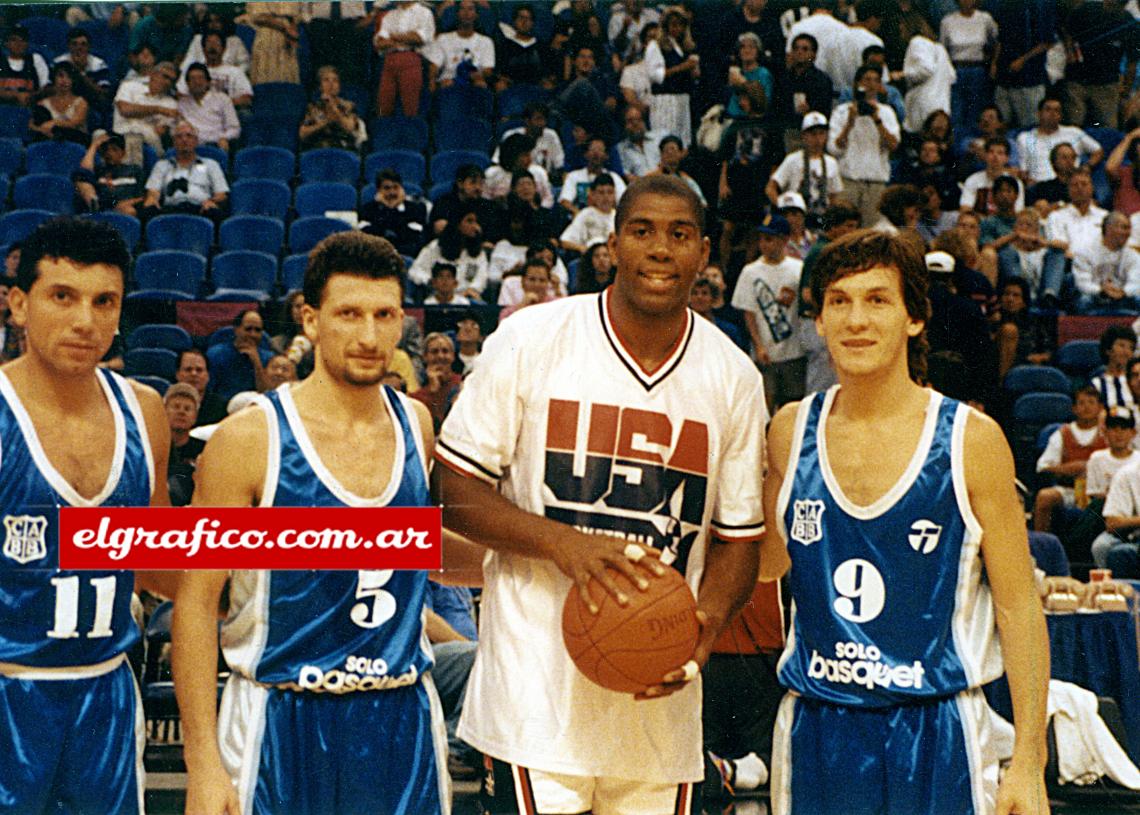 Imagen Cortijo, Campana, Magic Johnson y Marcelo Milanesio. Inolvidable para los argentinos.