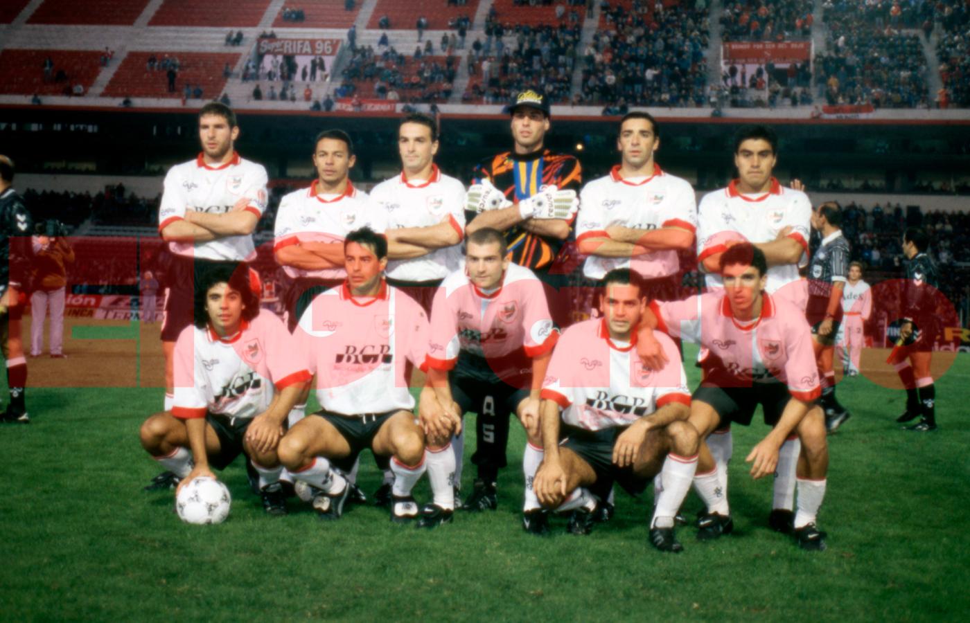 Imagen El plantel de Estudiantes en el Clausura 1996. Abajo a la derecha está Couceiro