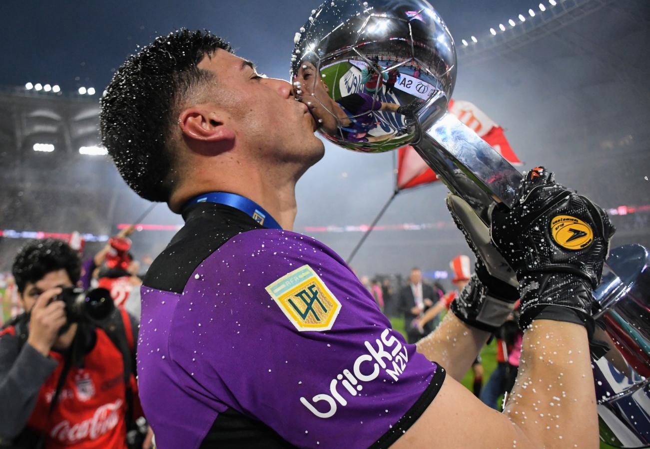 Imagen Mansilla, el héroe de la tarde, besa el trofeo