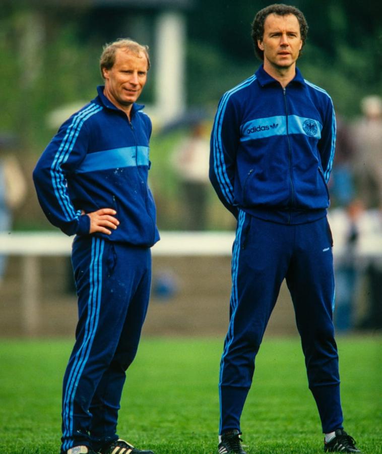 Imagen Vogts y Beckenbauer, dos leyendas de la selección alemana de fútbol.