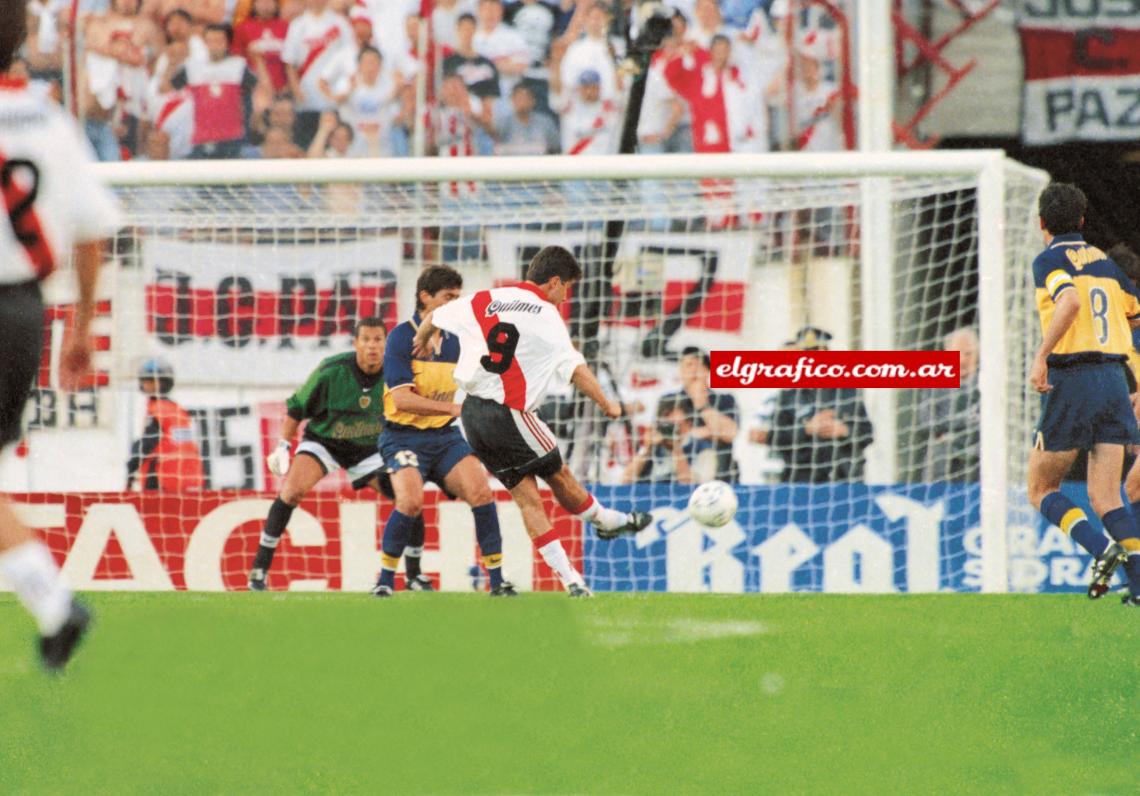 El colombiano Juan Pablo Angel está a punto de definir el clásico con su derechazo esquinado. Fue a los 21 minutos del complemento, sirvió para establecer el resultado definitivo: 2-0.