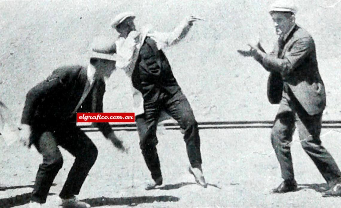 Imagen En una parada obligada del tren, los criollos se divierten bailando una cueca. En el centro salta Seoane mientras Diaz les hace palmas. 