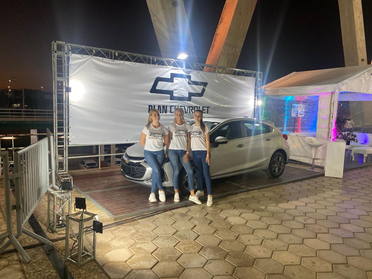 Imagen Las remeras de Chevrolet fueron repartidas en la previa del encuentro.