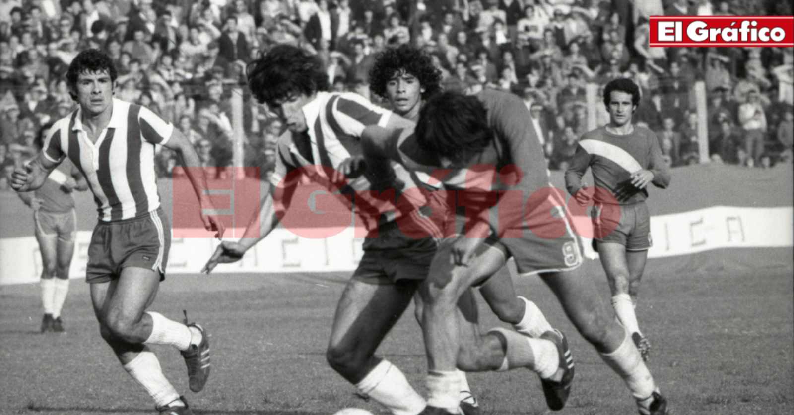 Imagen La cabeza de Diego aparece en el medio de la lucha por la pelota