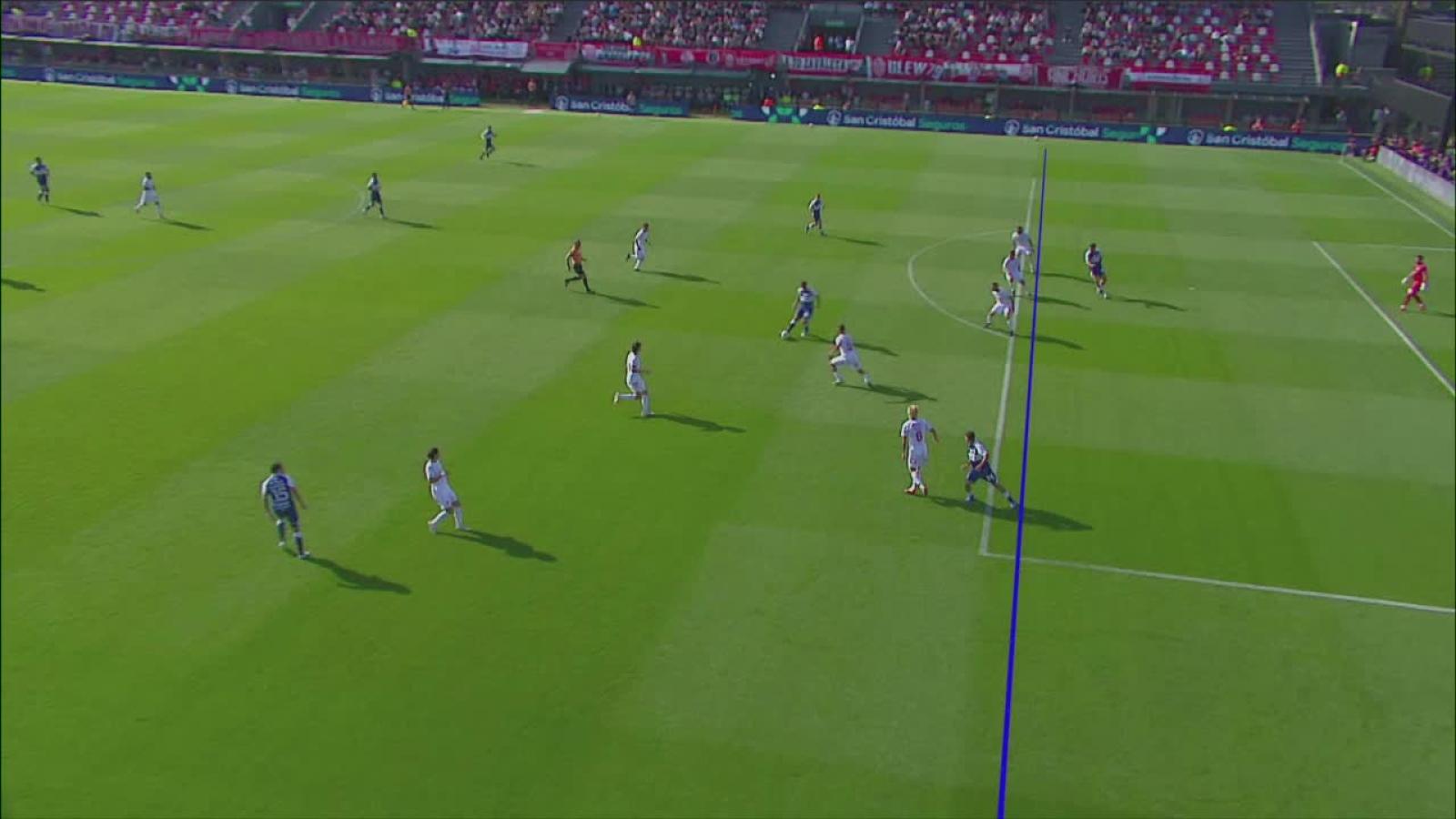 Imagen El trazado de líneas del VAR en el primer gol de Gimnasia.