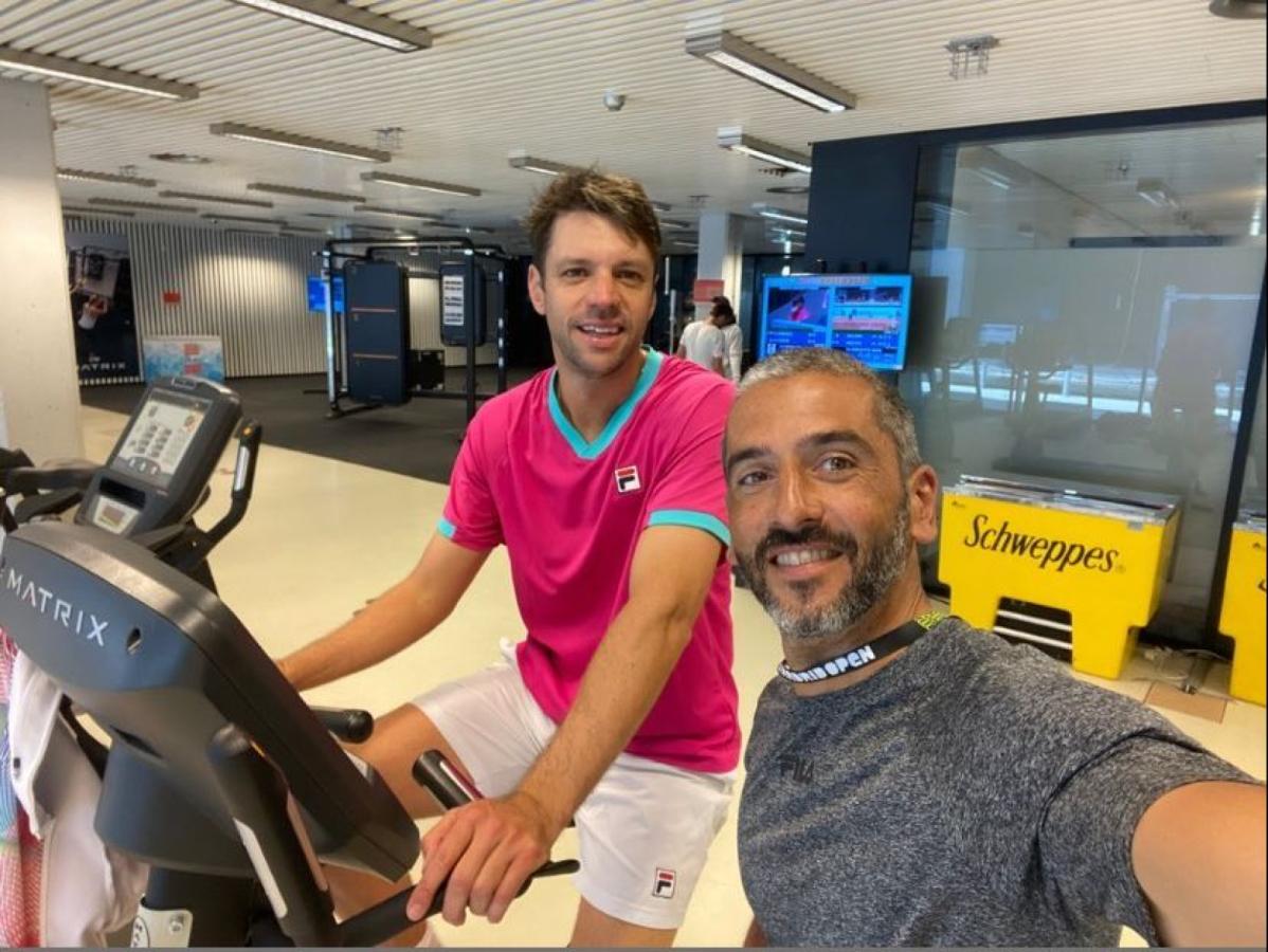 Imagen Horacio Zeballos, en el gimnasio junto con su preparador físico Esteban Pérez.