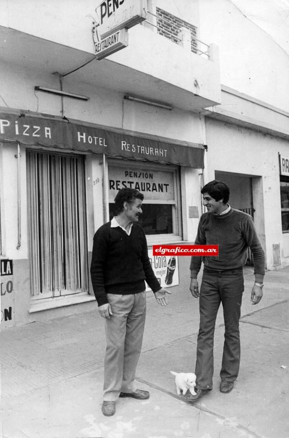 Imagen Pensión de la calle Rodolfo López al 200, en la que vivió desde los 15 años hasta los 21. “Es feo llegar a la noche del domingo, después del partido, y no tener cerca a la familia. Don Federico Fante, el dueño de la pensión (en la foto) me trato siempre como si fuese de la familia. Pero a Monte podía ir una vez por mes, con suerte...”