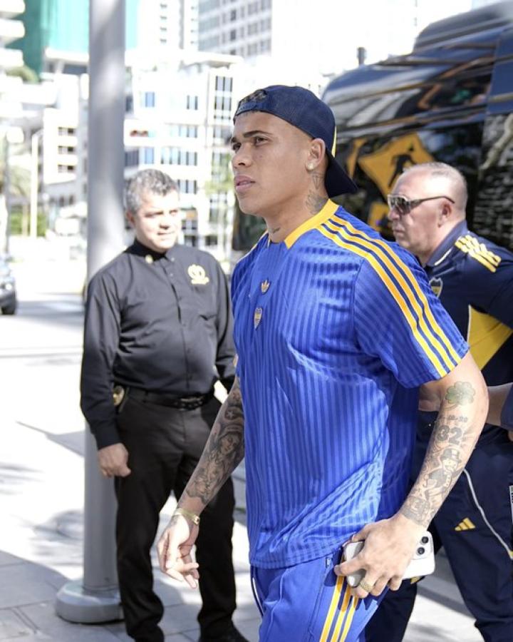 Imagen Ayrton Costa llegó el sábado y sería titular por Marcos Rojo.